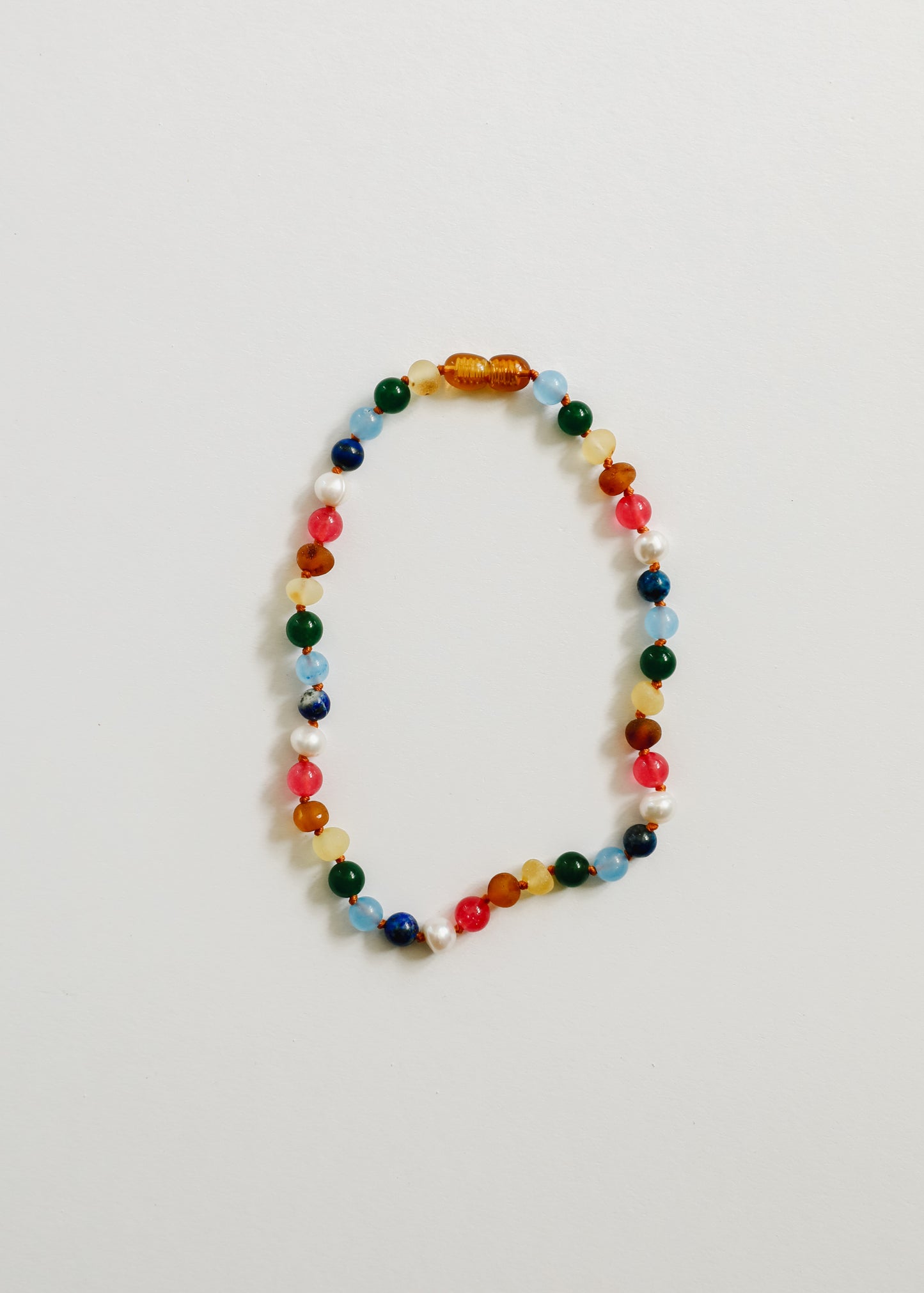 Collar de perlas y ámbar báltico crudo + piedras preciosas de color rosa brillante