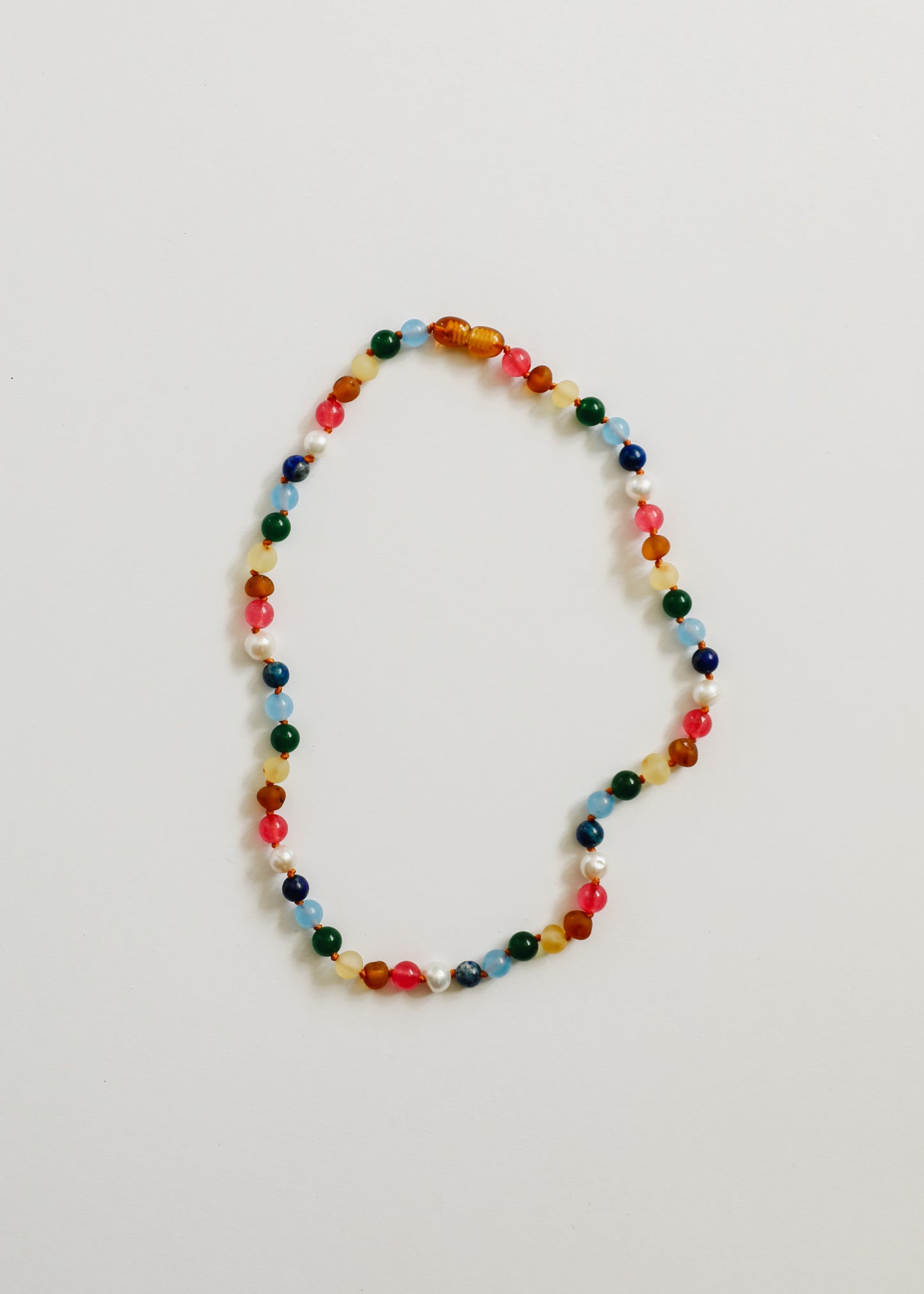 Collar de perlas y ámbar báltico crudo + piedras preciosas de color rosa brillante
