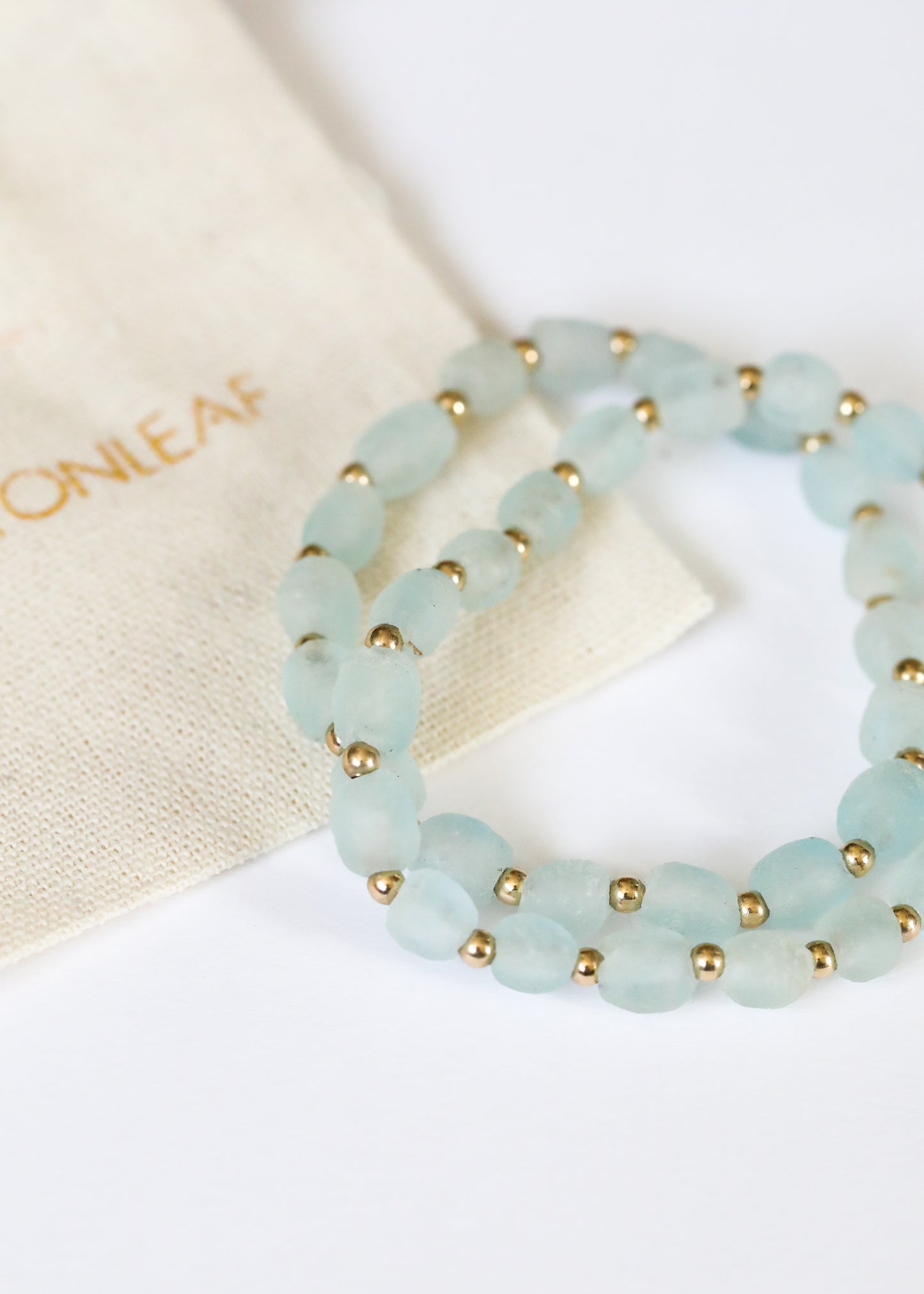 Vidrio de mar azul vintage + sol de oro de 14k || Pulsera para adultos