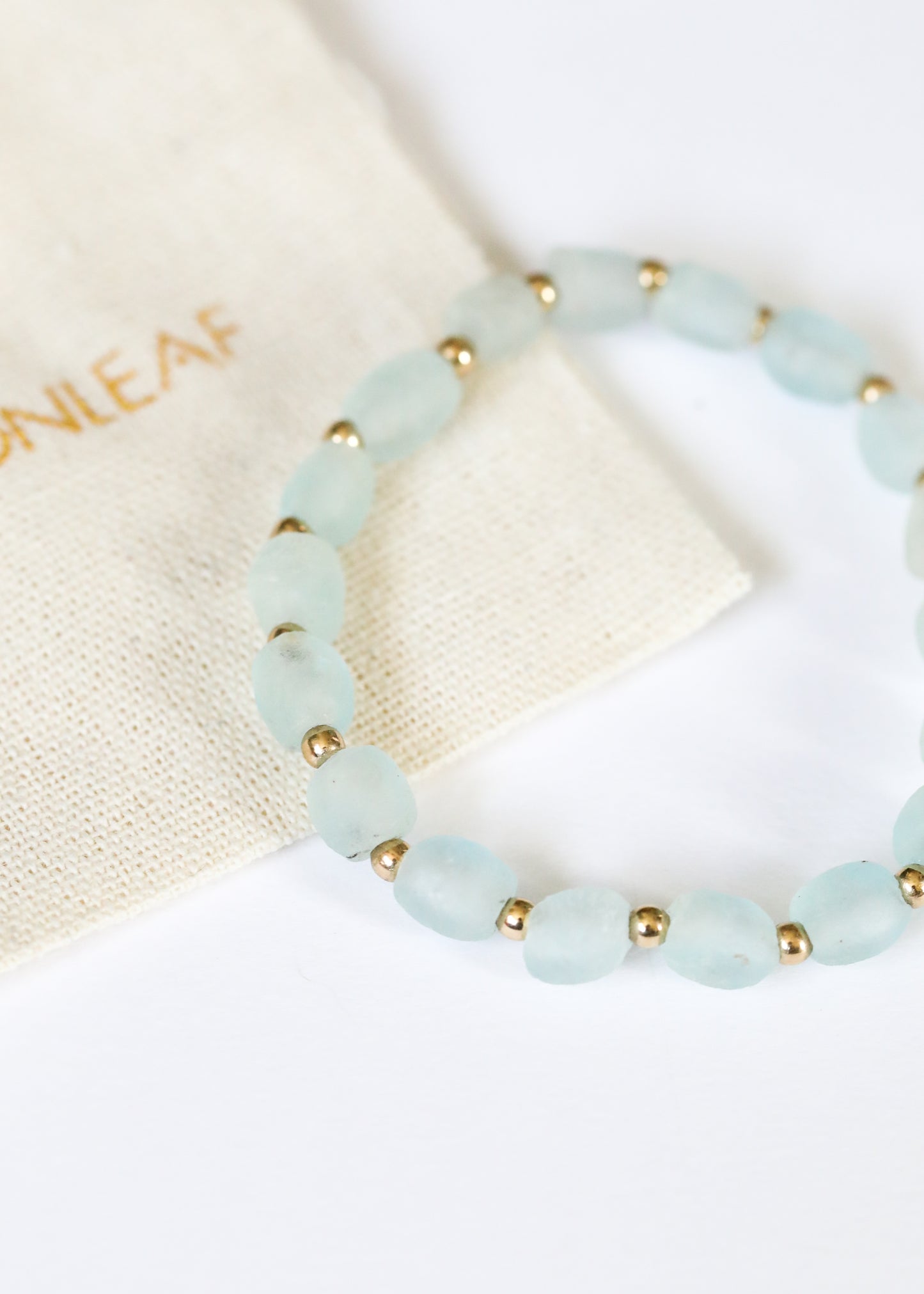 Vidrio de mar azul vintage + sol de oro de 14k || Pulsera para adultos