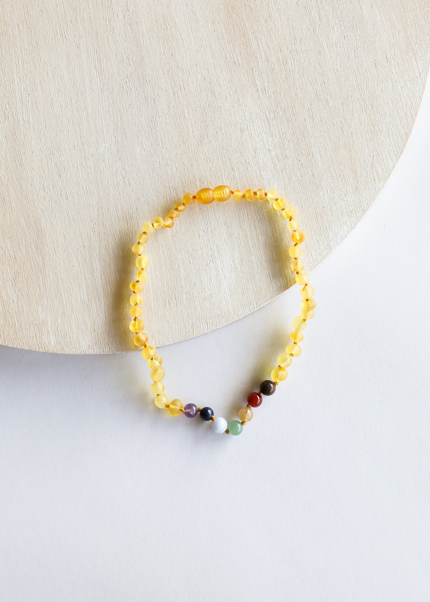 Ámbar báltico de miel cruda + cristales CHAKRA || Collar