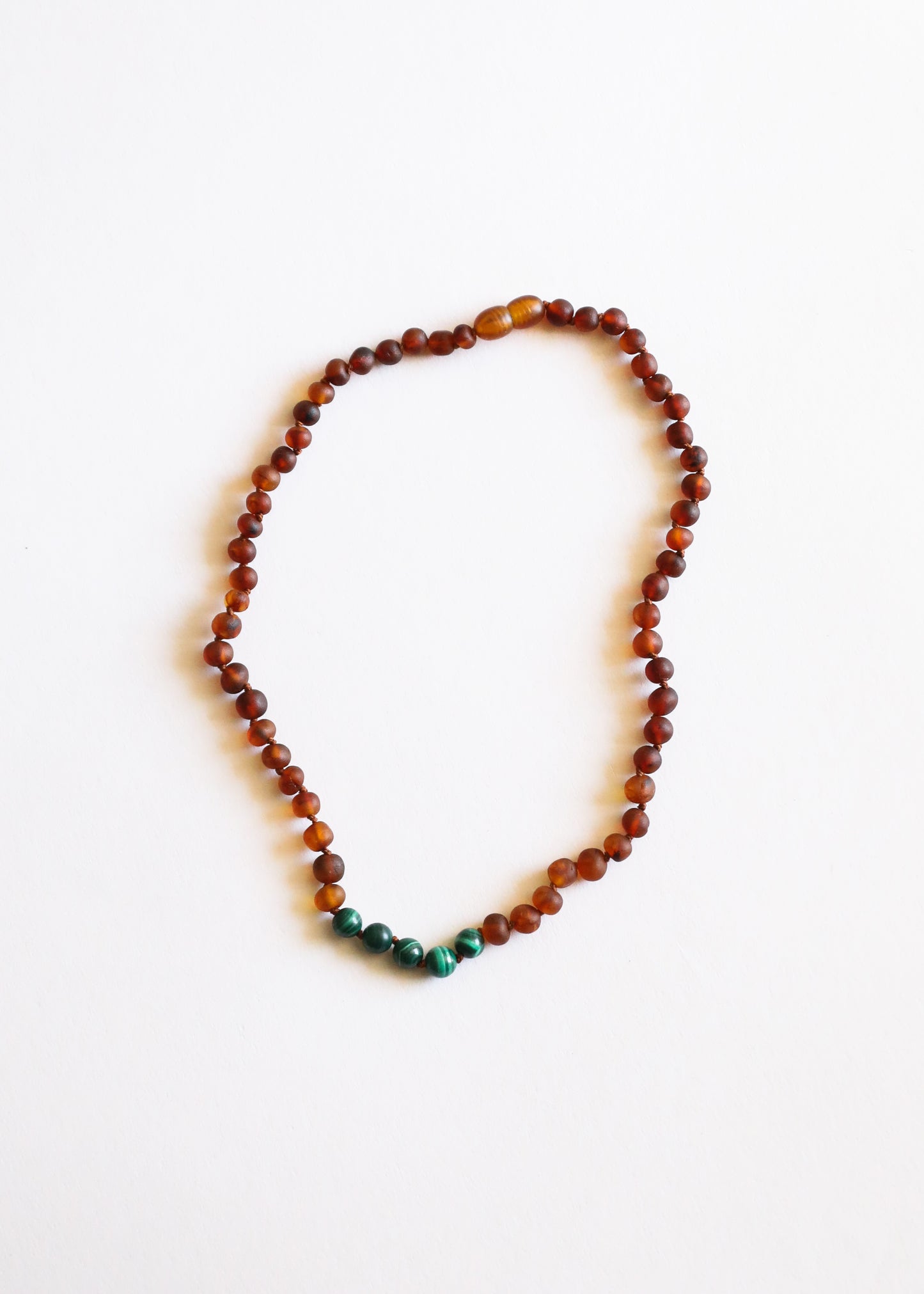 Ámbar Báltico Coñac Crudo + Malaquita || Collar