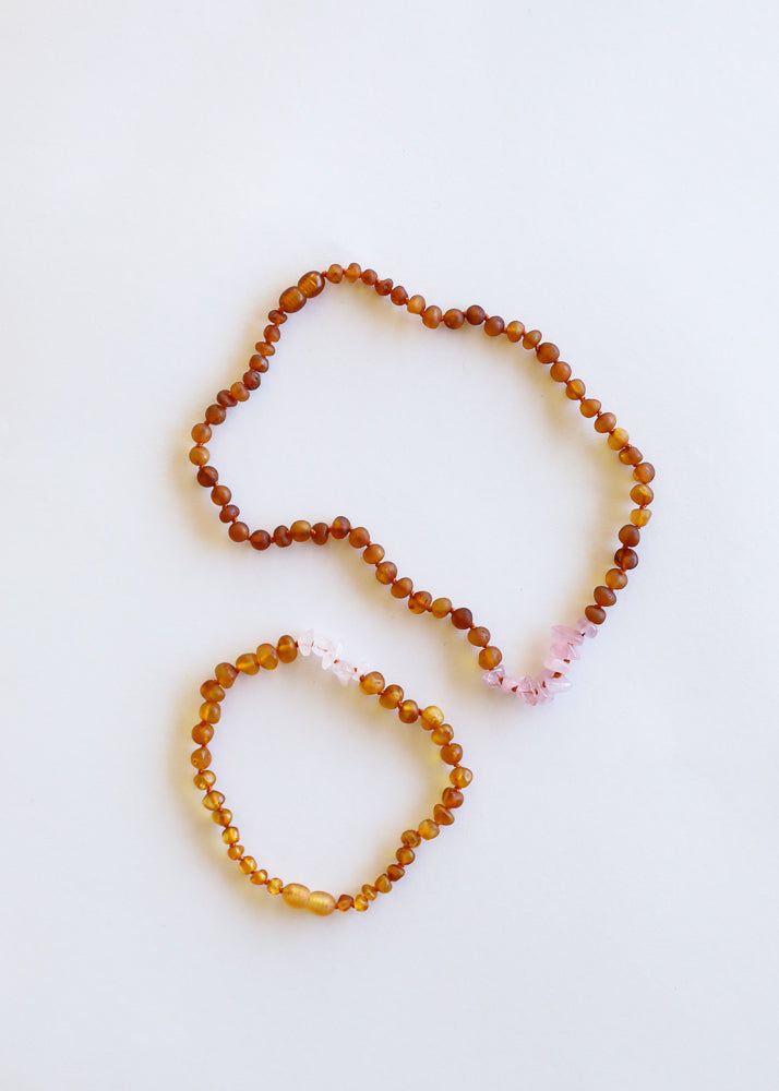 Ámbar báltico de coñac crudo + cuarzo rosa crudo || Conjunto de collar
