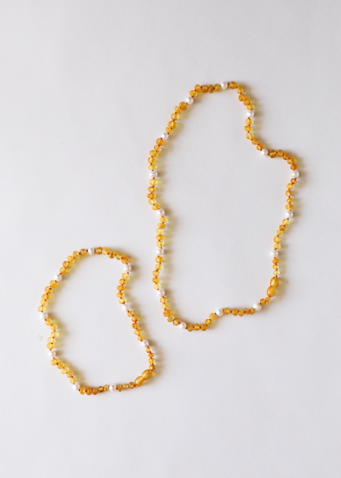 Ámbar báltico de miel cruda + halo de perlas || Collar