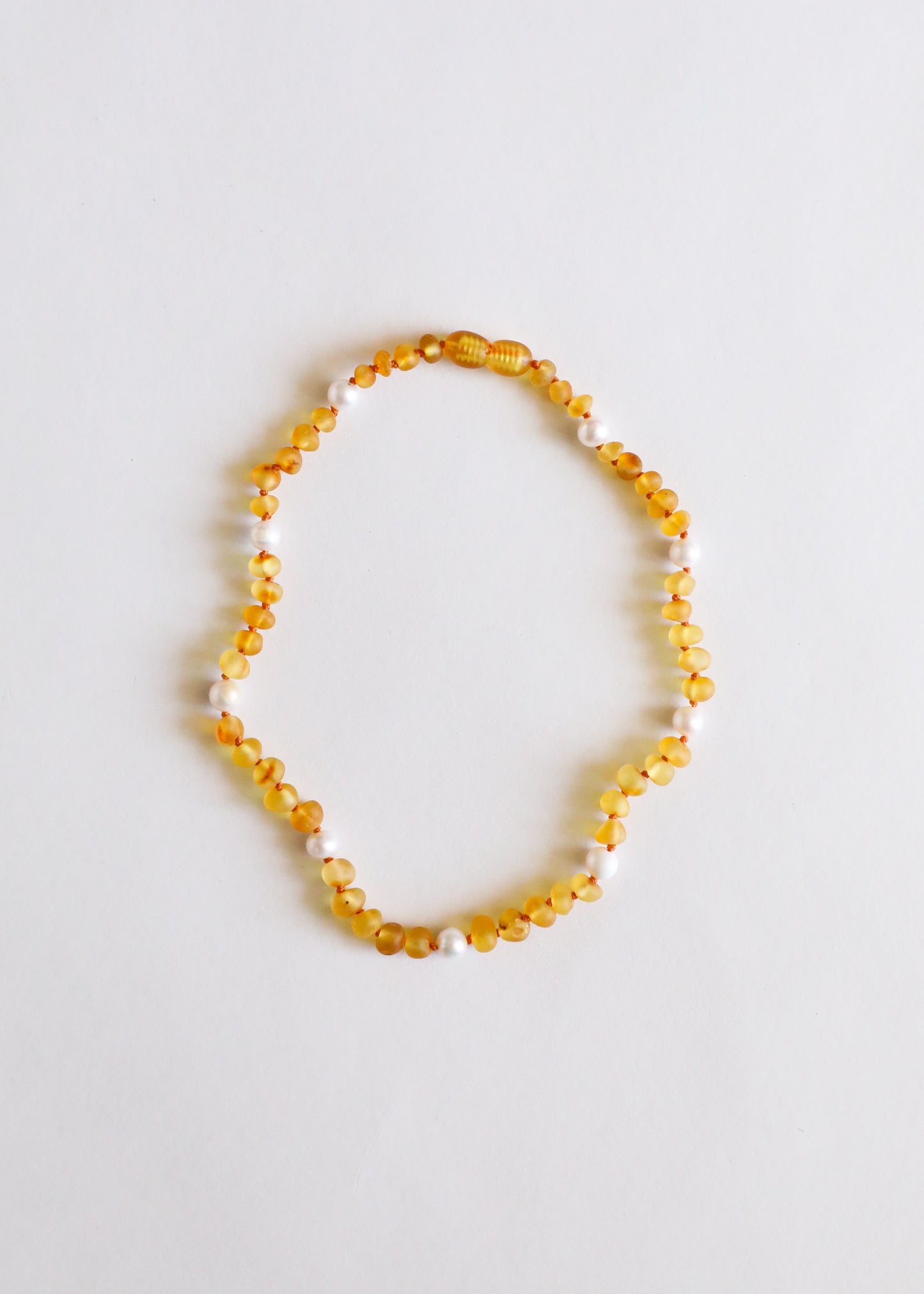 Ámbar báltico de miel cruda + halo de perlas || Collar