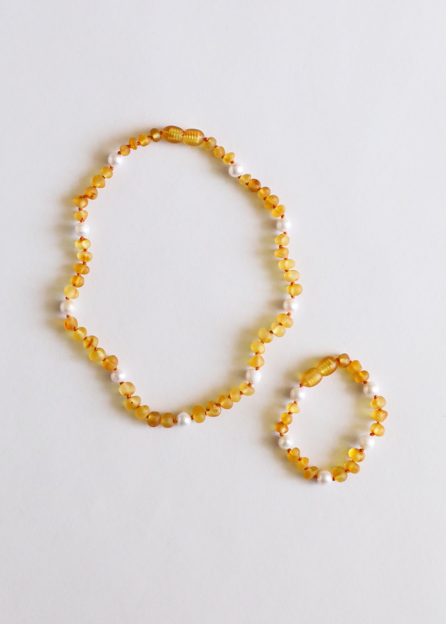 Ámbar báltico de miel cruda + halo de perlas || Collar