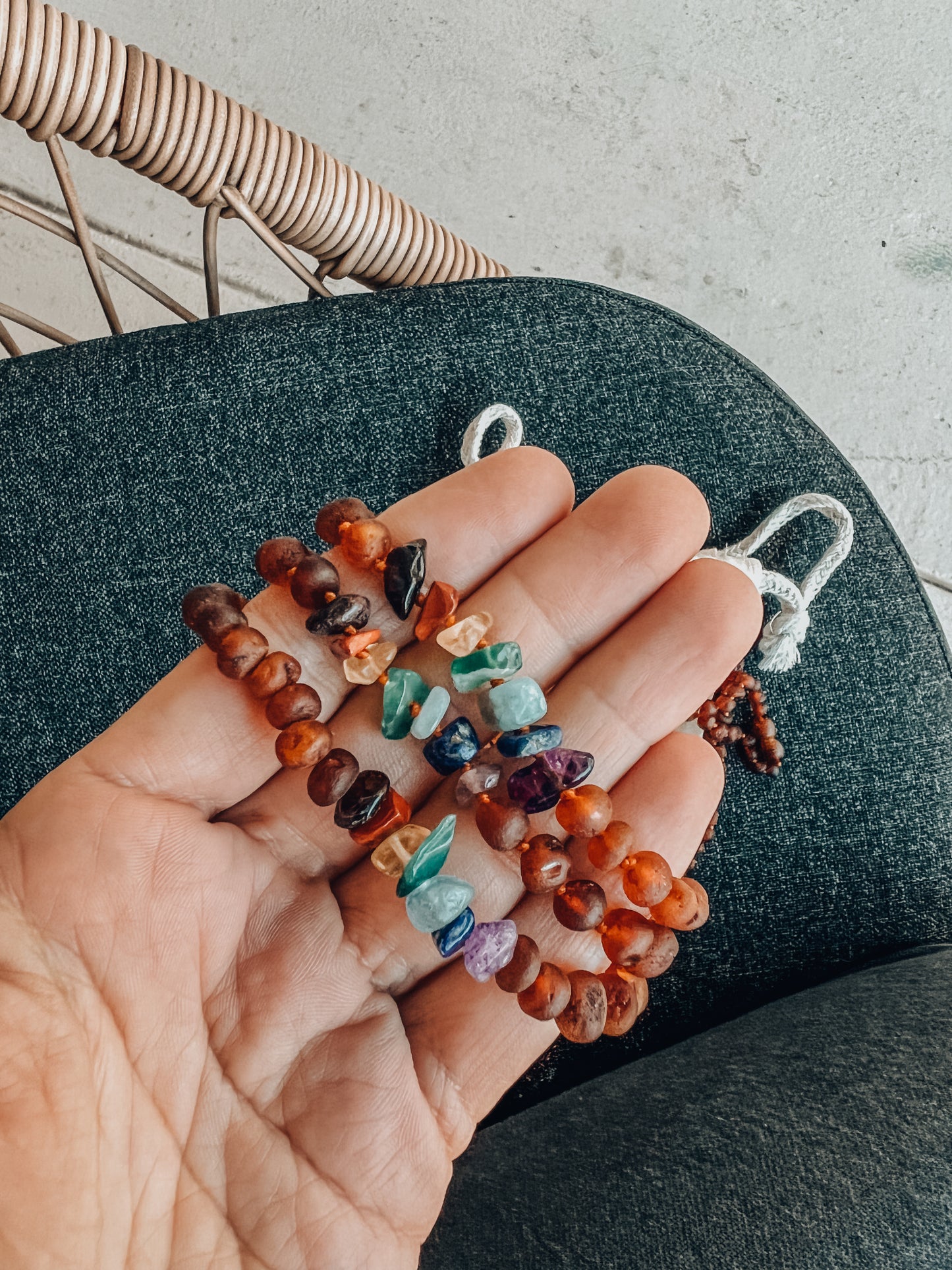 Ámbar báltico de coñac crudo + cristales CHAKRA crudos || Pulsera para adultos